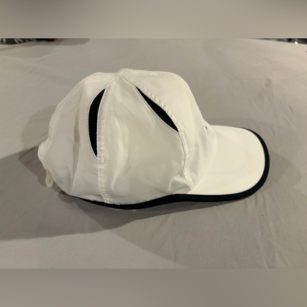 Nike Dr-fit Featherlight White and Black Performance running Cap - Picture 5 of 7